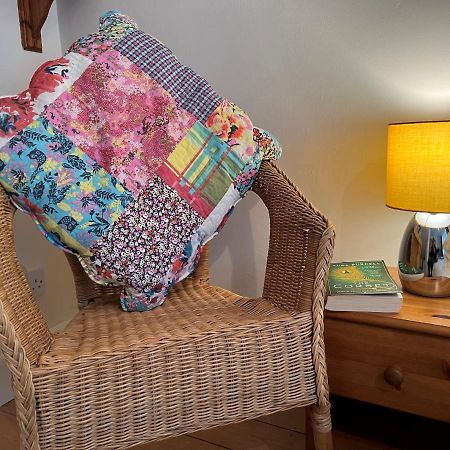 Cheerful 3 Bedroom Cottage In Central Location 安布尔塞德 外观 照片