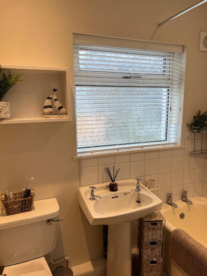 Cheerful 3 Bedroom Cottage In Central Location 安布尔塞德 外观 照片